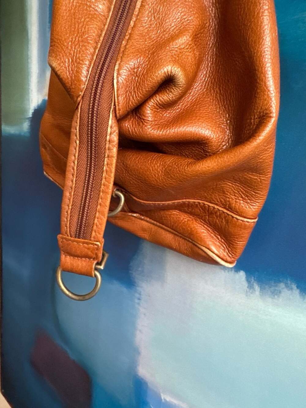 The Walking Co. Brown Pebbled Leather Teardrop Sling Bag Backpack Made in Colomb - Picture 3 of 10